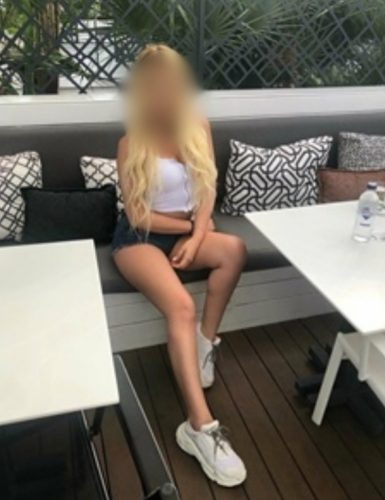 Alev-alev masaj yapan kız Filiz