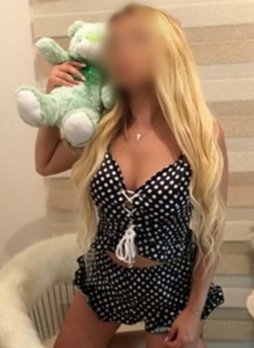 Alev-alev masaj yapan kız Filiz