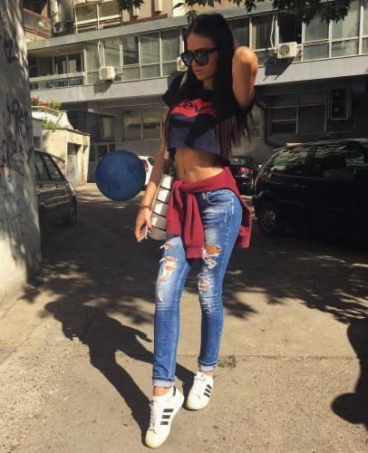 Çekici genç hatun Döndü