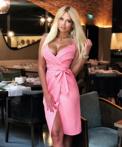 Muhteşem buğday tenli kadın Gülen