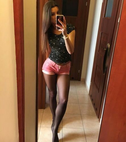 Neşeli kendi yeri olan eskort Asuman