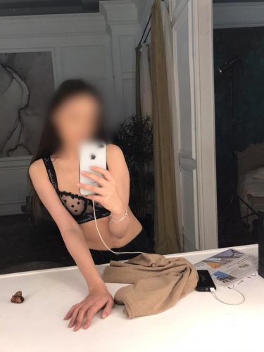 Şık oral yapan escort Azra