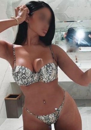 Şımarık evinde buluşan kadın Mücella